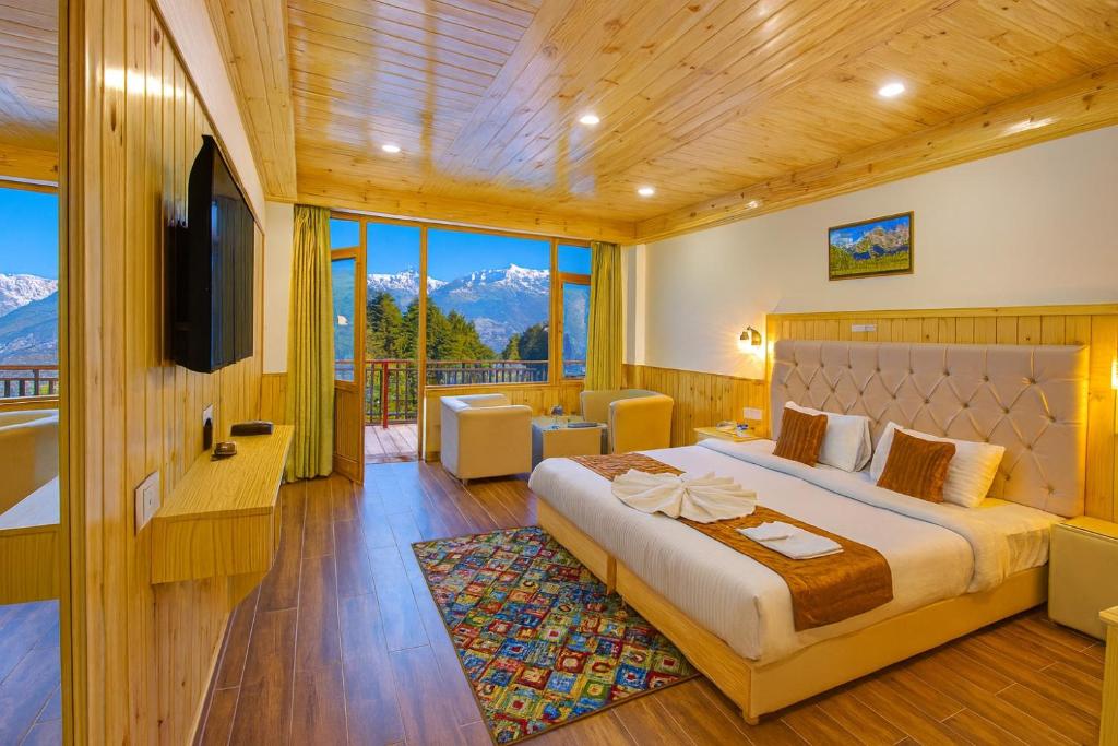 Μια τηλεόραση ή/και κέντρο ψυχαγωγίας στο Himalayan River Resort, Manali- #riverside #private parking #scenic river & mountain view #open cafe # spacious room #big garden with campfire