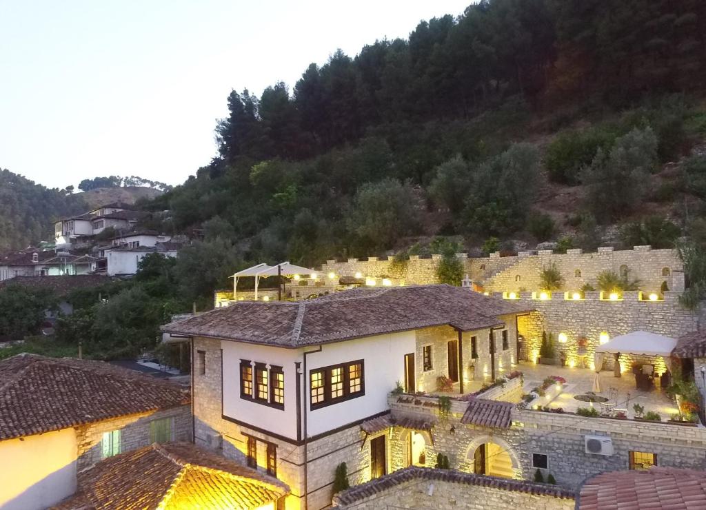 ein großes Haus mit Lichtern darüber in der Unterkunft Hotel Vila Aleksander in Berat