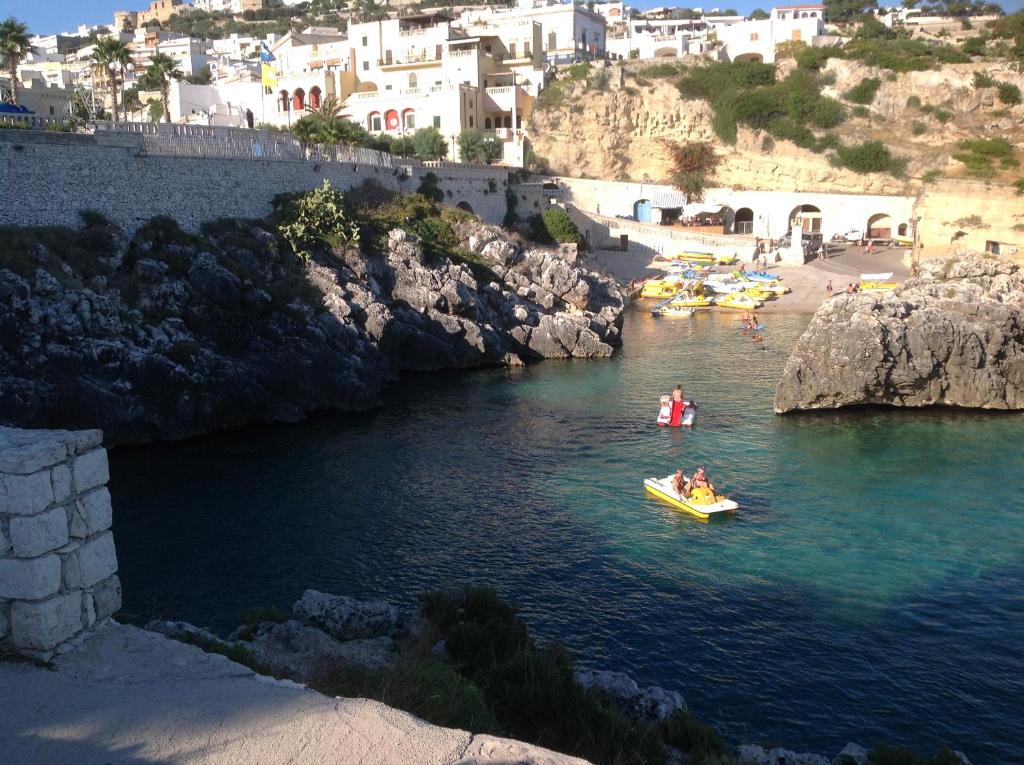 un grupo de personas en barcos en un cuerpo de agua en Sole Luna, en Castro di Lecce