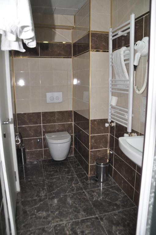 Koupelna v ubytování Grand Sera Hotel