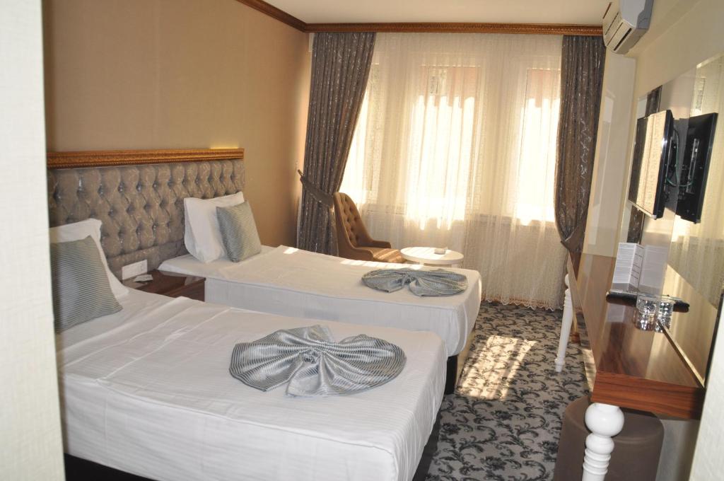 TV a/nebo společenská místnost v ubytování Grand Sera Hotel