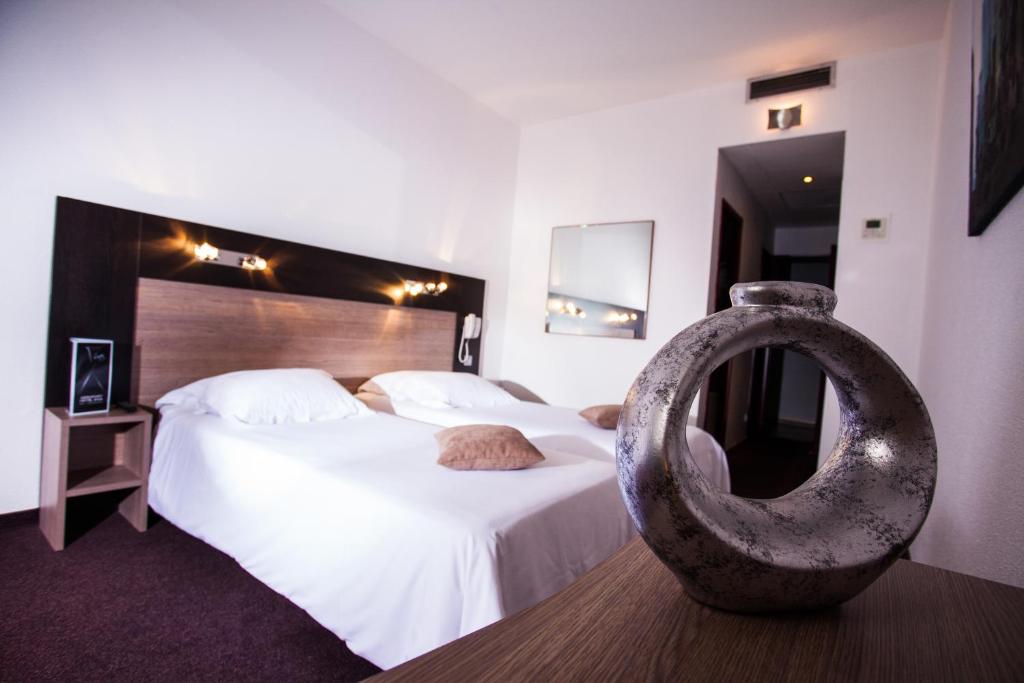Postel nebo postele na pokoji v ubytování Aeroport Hotel - Parc Expo