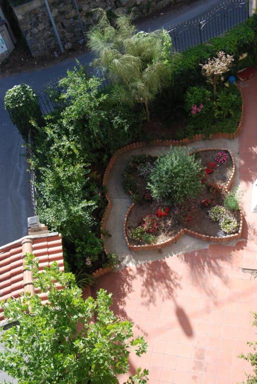 una vista aérea de un jardín con plantas y árboles en Vieni in Calabria Casa Vacanze, en Vibo Valentia