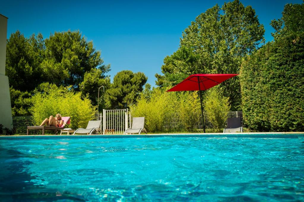 Bazén v ubytování Aeroport Hotel - Parc Expo nebo v jeho okolí