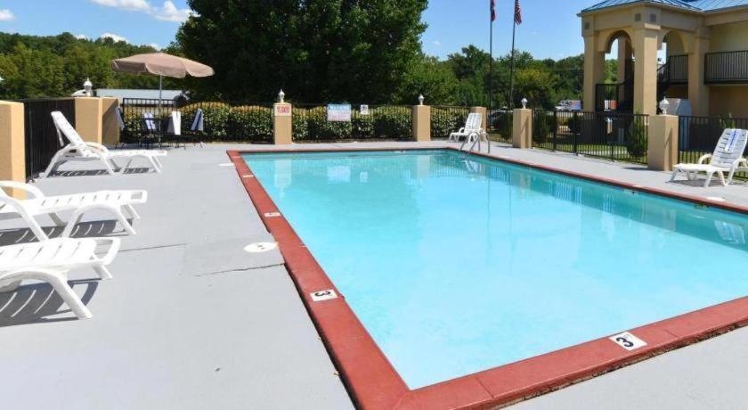 Πισίνα στο ή κοντά στο Days Inn Little Rock South