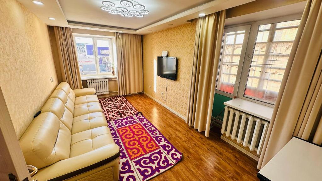 Μια τηλεόραση ή/και κέντρο ψυχαγωγίας στο Cozy apartment in downtown Ulgii