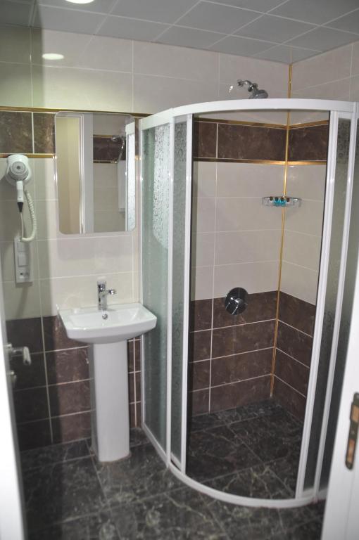 Koupelna v ubytování Grand Sera Hotel