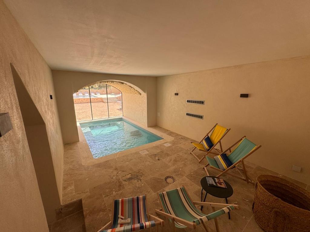 une grande chambre avec une piscine dans une maison dans l'établissement Le Mas des Sources - 2 Piscines - by Zenlife, à Saint-André-dʼOlérargues