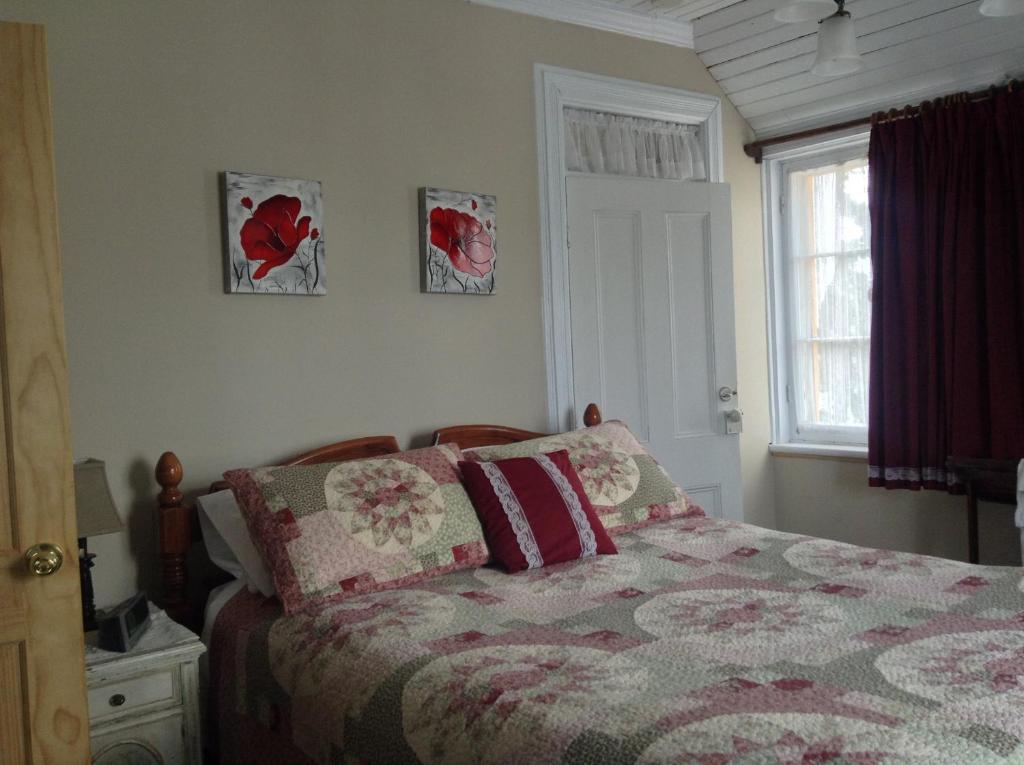 Una cama o camas en una habitación de Gil Ann