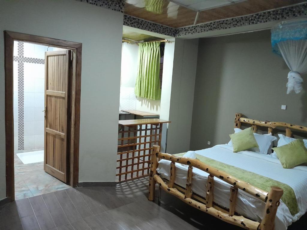 1 dormitorio con cama de madera y ventana en Ashara guesthouse, en Āwasa
