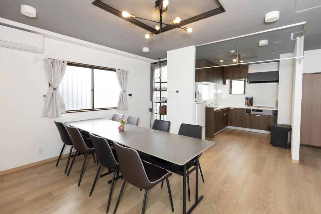 Η κουζίνα ή μικρή κουζίνα στο 戸建て貸切 無料駐車場有 名古屋城まで車で10分