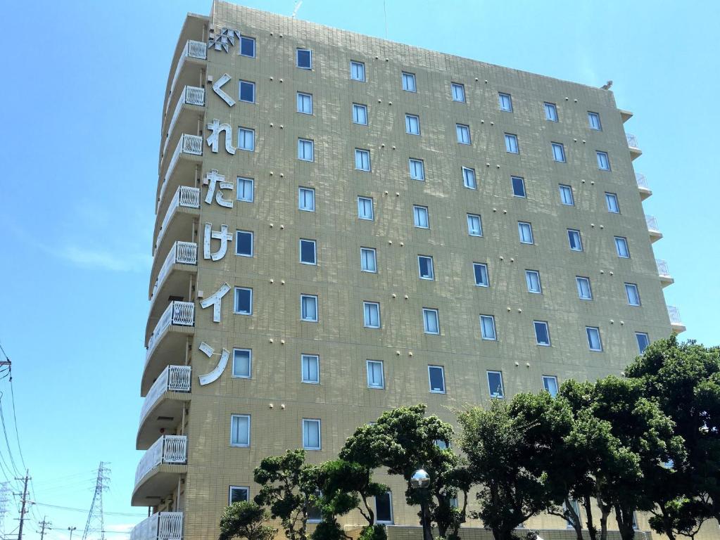 a tall building with windows on the side of it at Kuretake-INN Omaezaki in Omaezaki