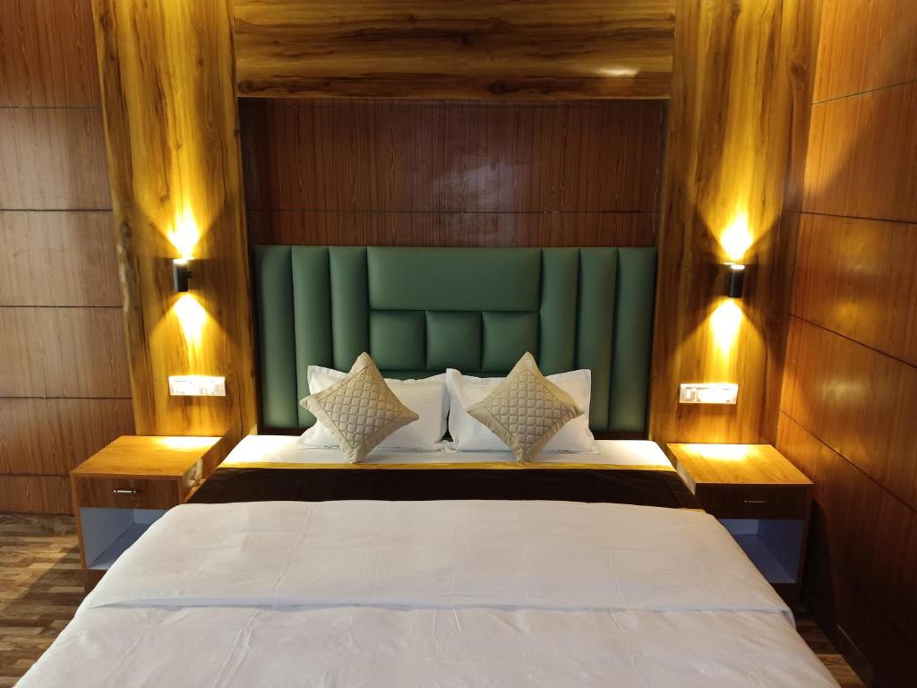 Un dormitorio con una cama con cabecero verde. en Jungle Beach Resort, en Neil Island