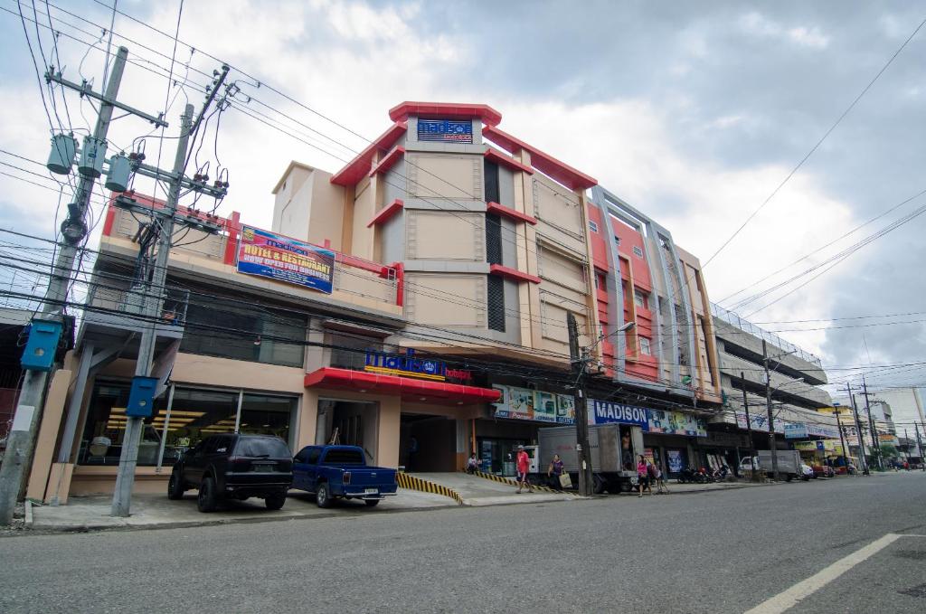 un edificio al lado de una calle de la ciudad en Madison Hotel PHL, en Iloilo City