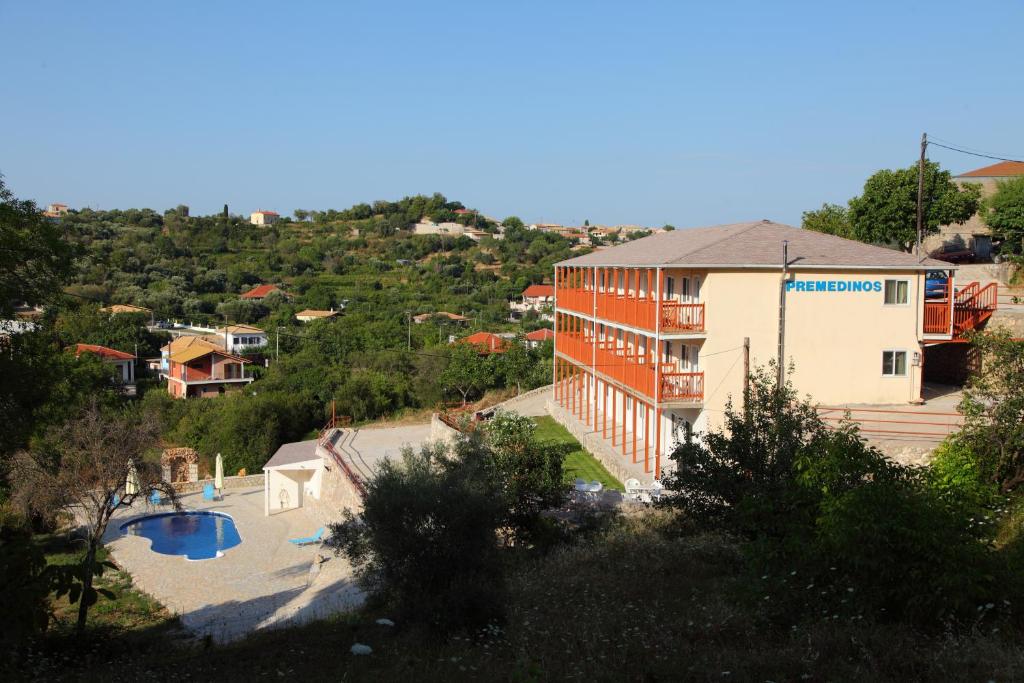 una vista de un hotel y una piscina en Premedinos inn en Lazaráta