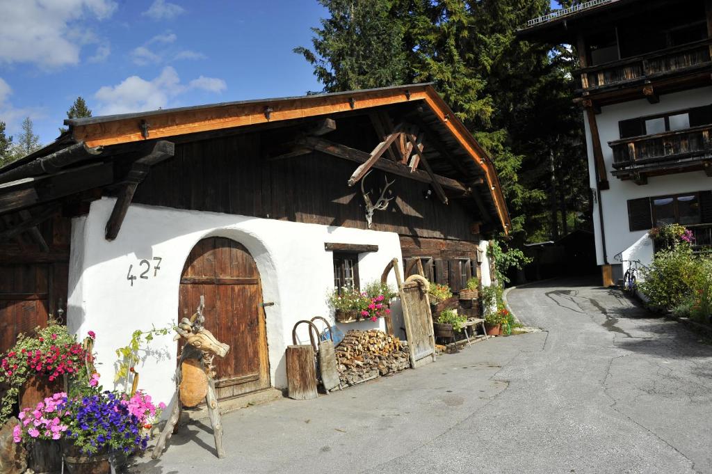 um edifício com uma porta e flores em frente em Schmiedhof em Seefeld in Tirol