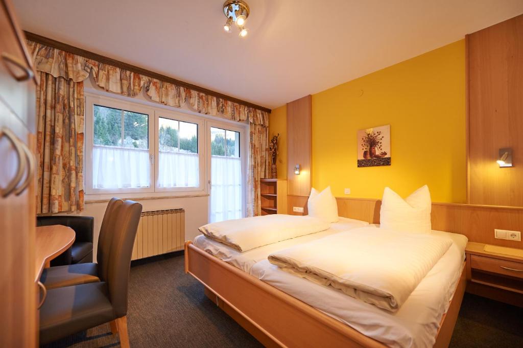 Rúm í herbergi á Gästehaus Emmi