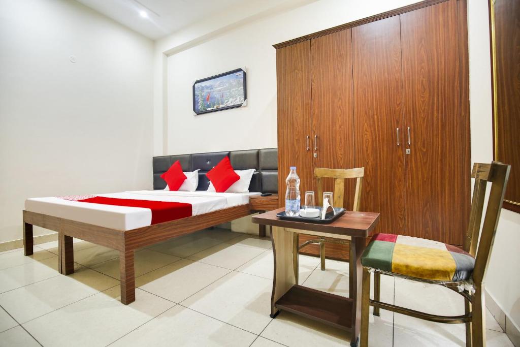 une chambre avec un lit, une table et une chaise dans l'établissement Hotel O Sky Line, à Ludhiana