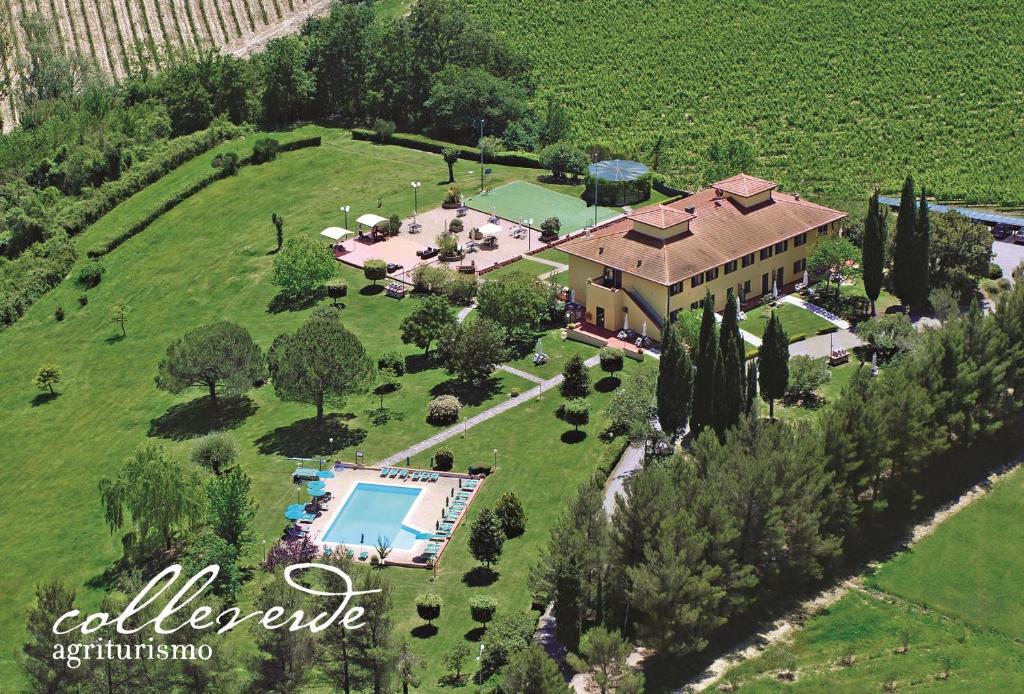 an aerial view of a house with a swimming pool at Agriturismo Colleverde in Terricciola