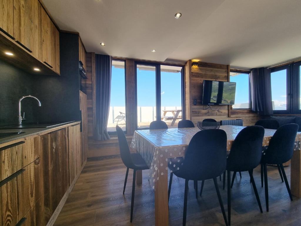 a kitchen and dining room with a table and chairs at Les étoiles de la plagne le Diamant in Mâcot La Plagne