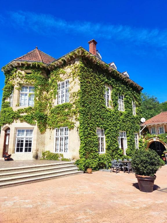 a building covered in green ivy at Casón de la Marquesa in Las Fraguas