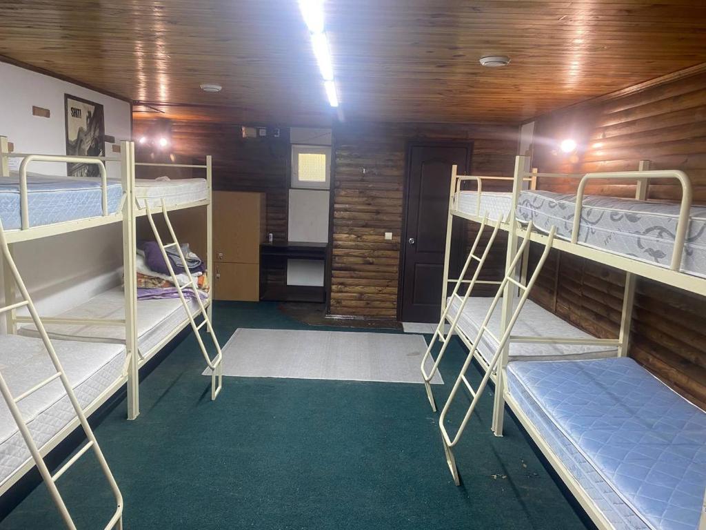 Narivoodi või narivoodid majutusasutuse Комфортный двухэтажный дом для отдыха toas