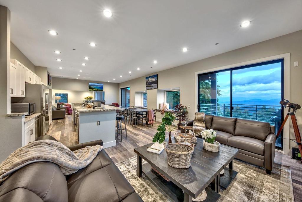 una sala de estar con un sofá y una mesa en LUXE 11 Blue Diamond Lodge Lake Tahoe, en Stateline