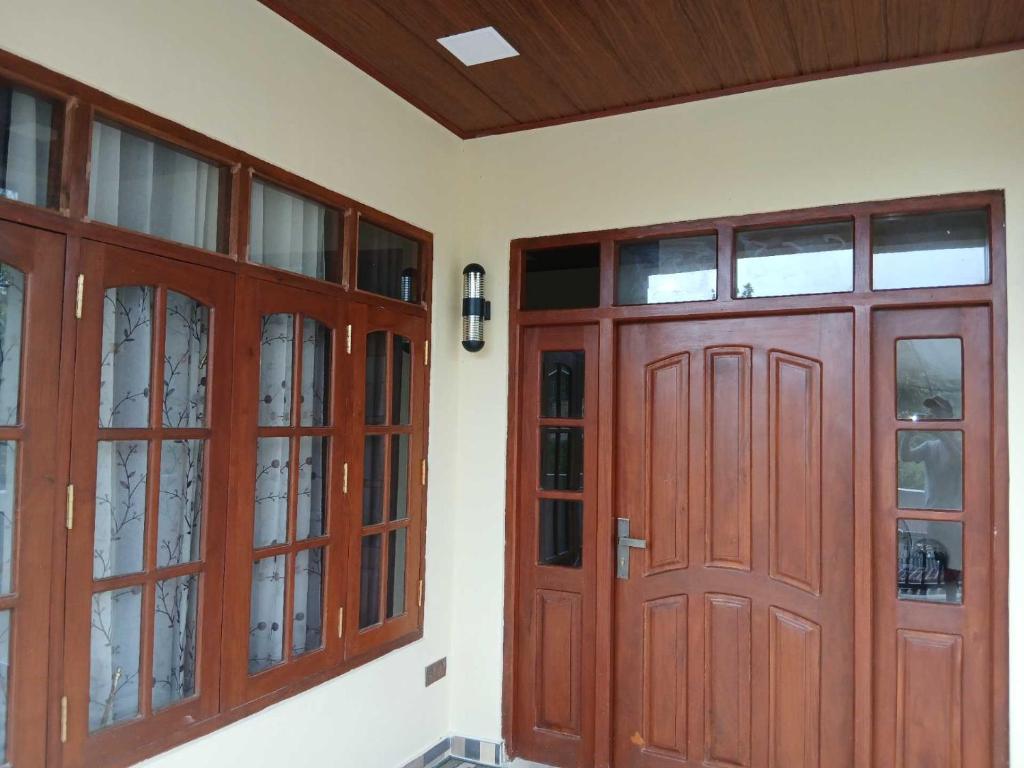 - deux portes en bois dans une pièce dans l'établissement Villa Friendly Faces, à Nuwara Eliya