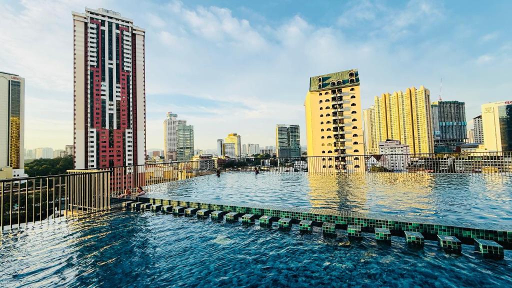 Bazén v ubytování Chambers klcc Suites Kuala Lumpur nebo v jeho okolí