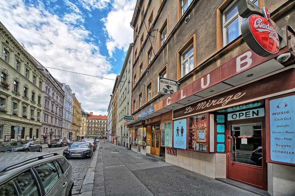 プラハにあるApartment Lublanska 48の路上に停められた建物や車が並ぶ街道