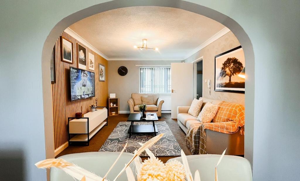 un salon avec un canapé et une table dans l'établissement Manchester Stays Walkden, à Worsley