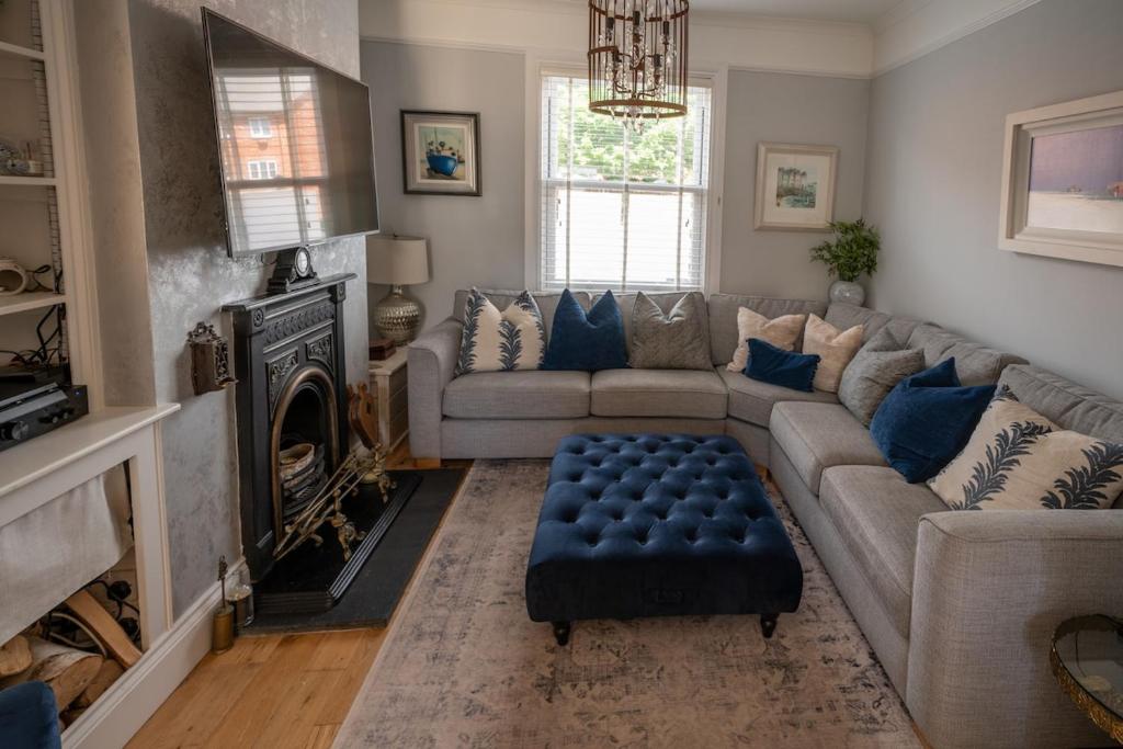 ein Wohnzimmer mit Couch und Kamin in der Unterkunft The Beach House in Exmouth