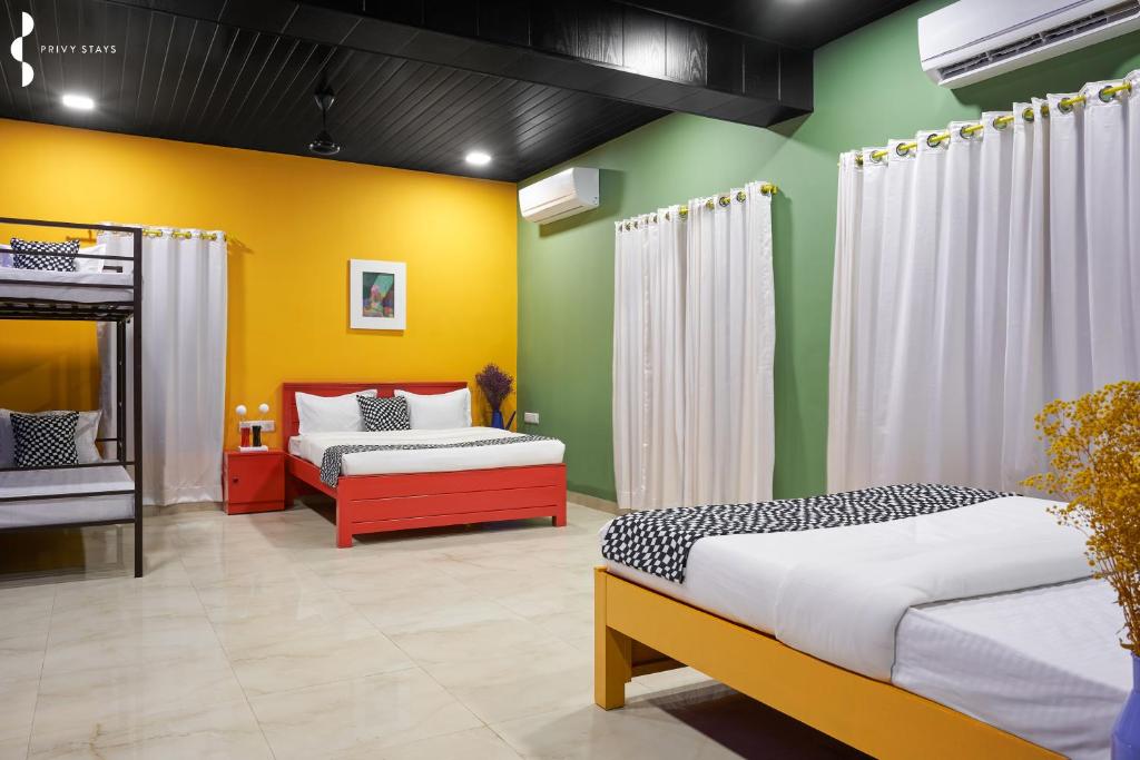 Ένα ή περισσότερα κρεβάτια σε δωμάτιο στο Frida Nest By Privy Stays, Alibag