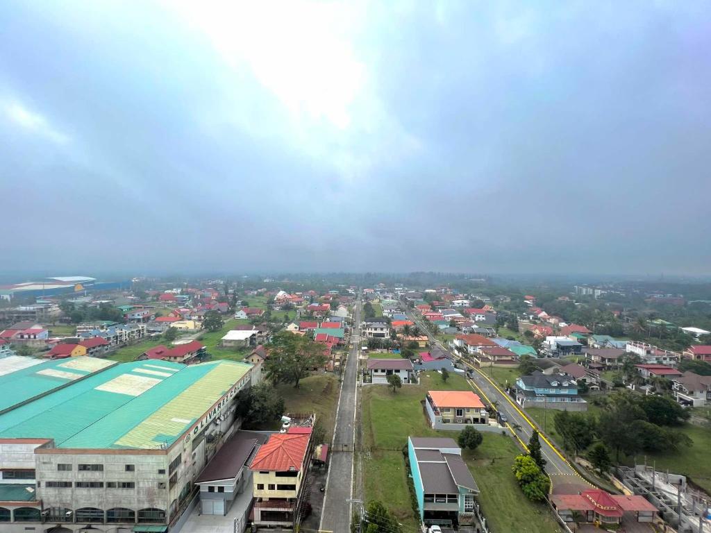 eine Luftansicht einer Kleinstadt mit Gebäuden in der Unterkunft City Land Tagaytay Prime in Ulot