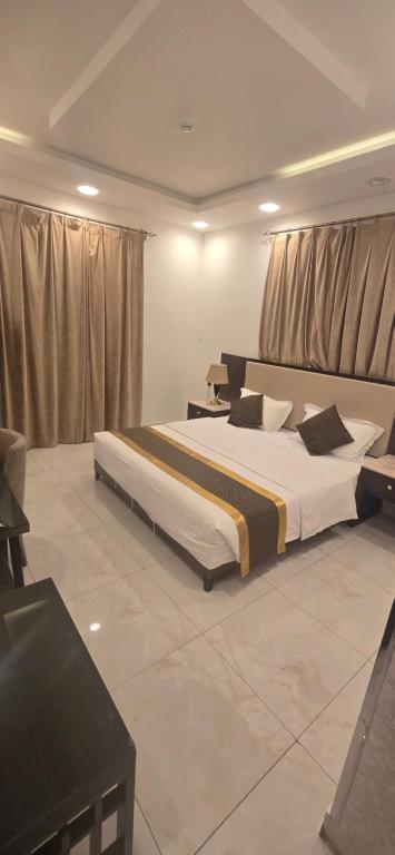 a large bedroom with two beds in a room at امواج الشرق للشقق المخدومه in Khamis Mushayt