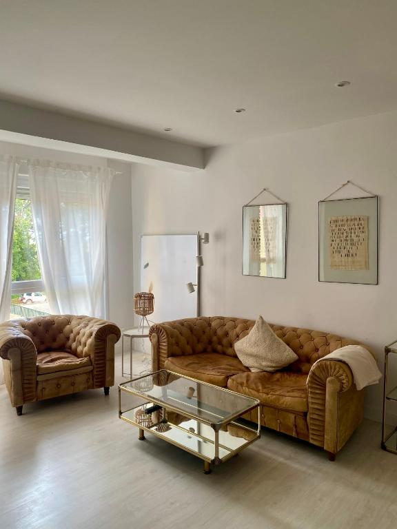 a living room with a couch and a coffee table at Apartamento M Garaje Playa Golf in Zarautz