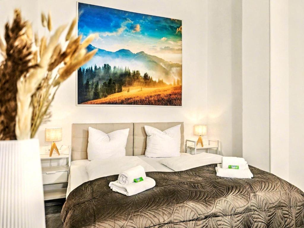ニュルンベルクにあるScandi Loft für bis zu 12, Whirlpool, Sauna, Gaming, Nordstadtのベッドと壁に絵が飾られた寝室