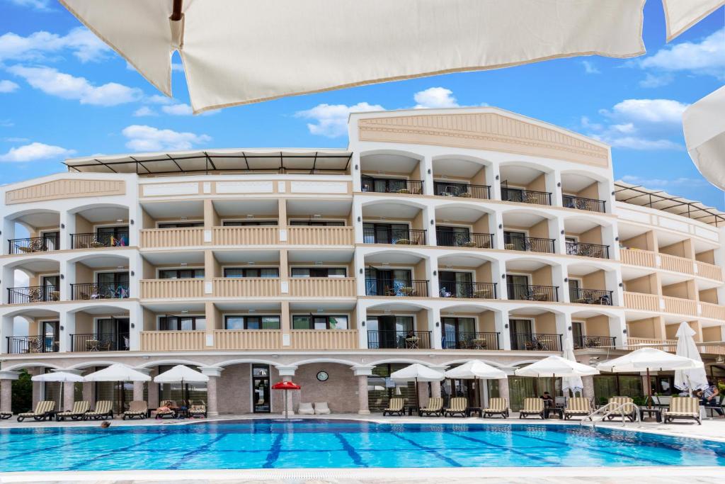 プリモルスコにあるSiena Palace - Free parkingのホテルの前にプールがあります。