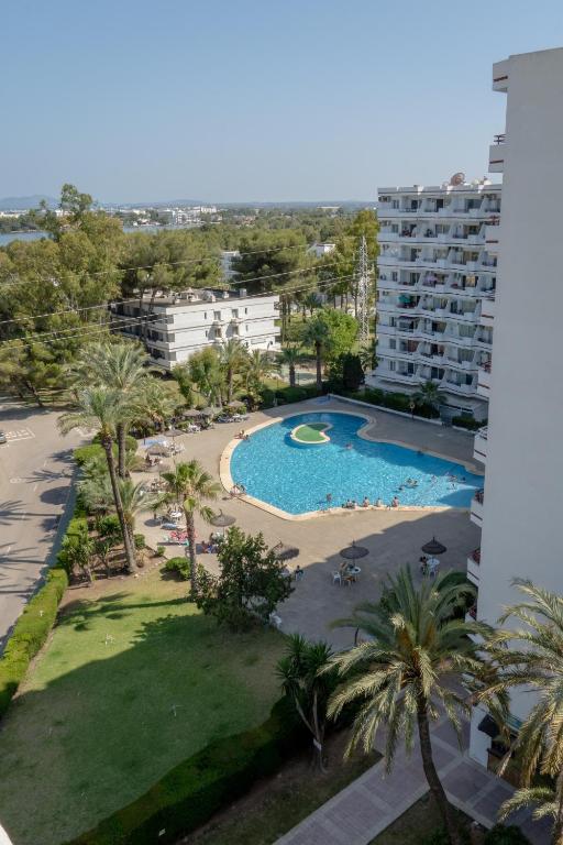 an aerial view of a swimming pool in a building at Apartamento Rincón de la calma in Alcudia