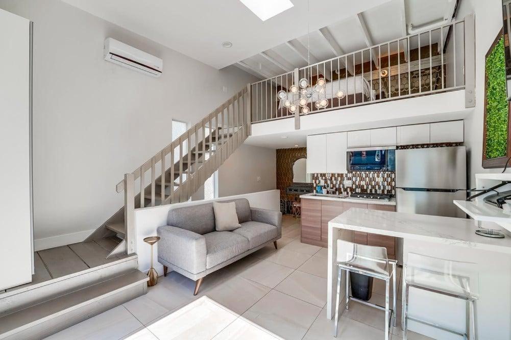 Una sala de estar con una escalera y un sofá. en Kettner Row 2, en San Diego