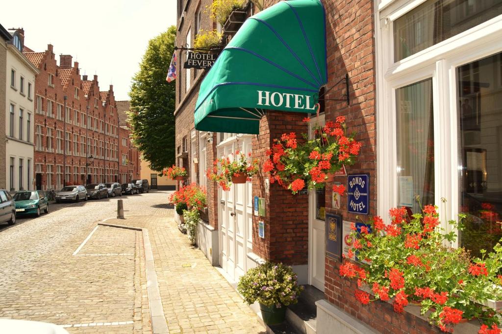 una señal de hotel en el lateral de un edificio de ladrillo en Hotel Fevery, en Brujas