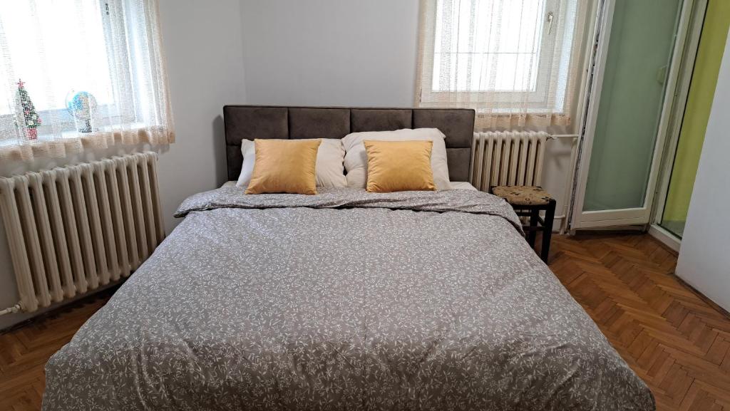 Ένα ή περισσότερα κρεβάτια σε δωμάτιο στο Stan na dan centar 2