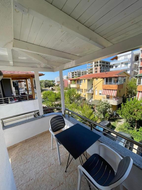 ゴーレムにあるFamily Apartment in Golemのバルコニー(青いテーブルと椅子付)