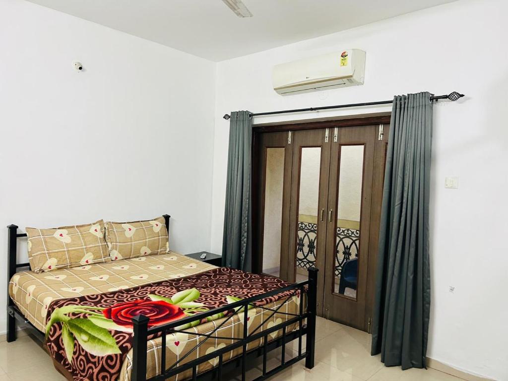 Postel nebo postele na pokoji v ubytování Raj 3bhk Villa Calangute