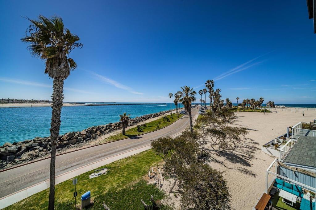 - une vue aérienne sur une plage bordée de palmiers et une route dans l'établissement Ocean Vista Penthouse 2, à San Diego