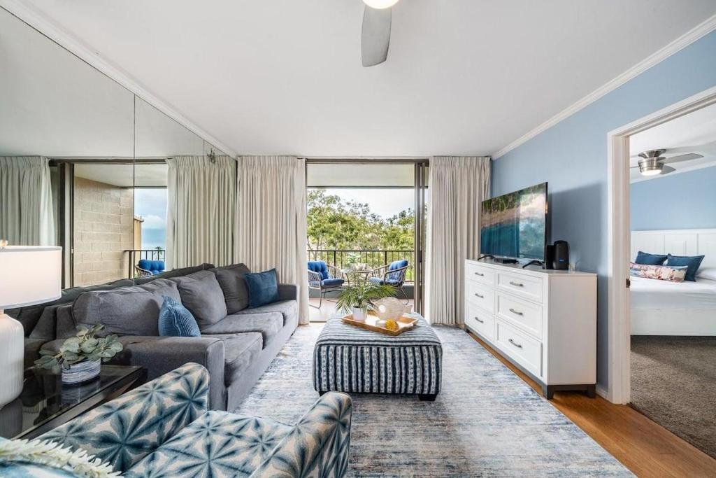 Una sala de estar con un sofá y un televisor. en Kahana Manor 608 · KMN 608 Partial Ocean Views from 2BD Kahana C, en Kahana