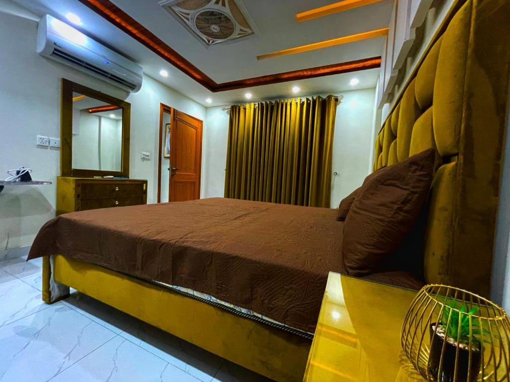 Giường trong phòng chung tại Bahria town luxury apartment