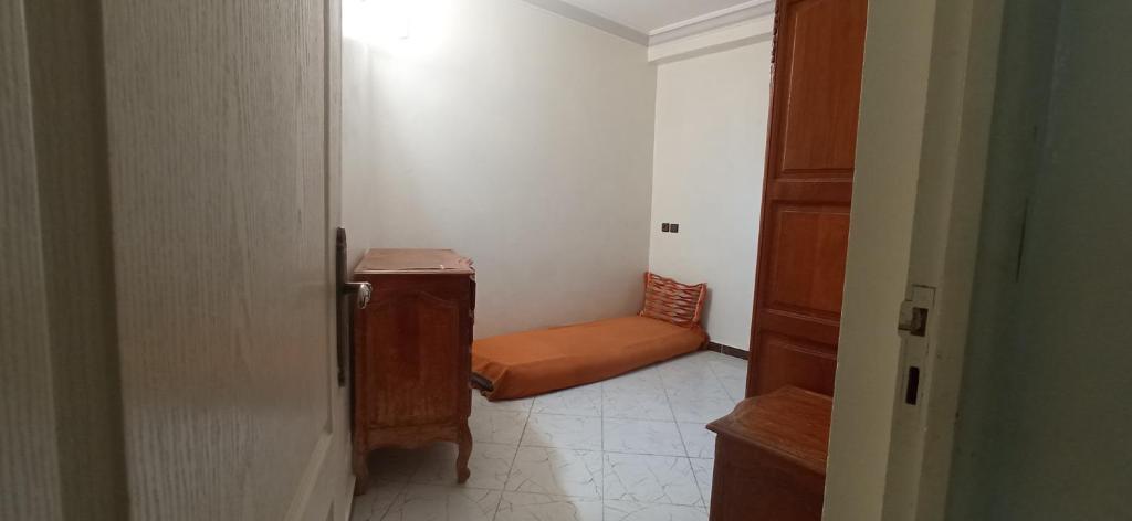 a small hallway with an orange chair in a room at شقة في موقع سياحي لمحبي المناظر الخلابة وشلالات in Beni Mellal