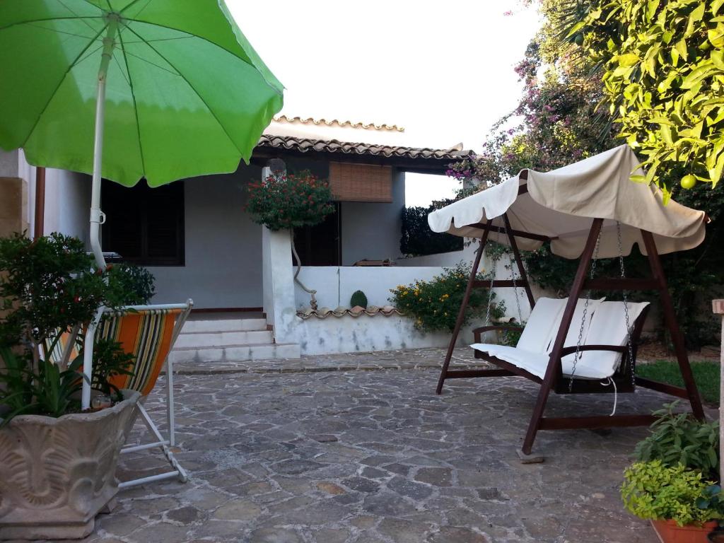 Un patio o zona al aire libre en Villa Ylenia Marsala