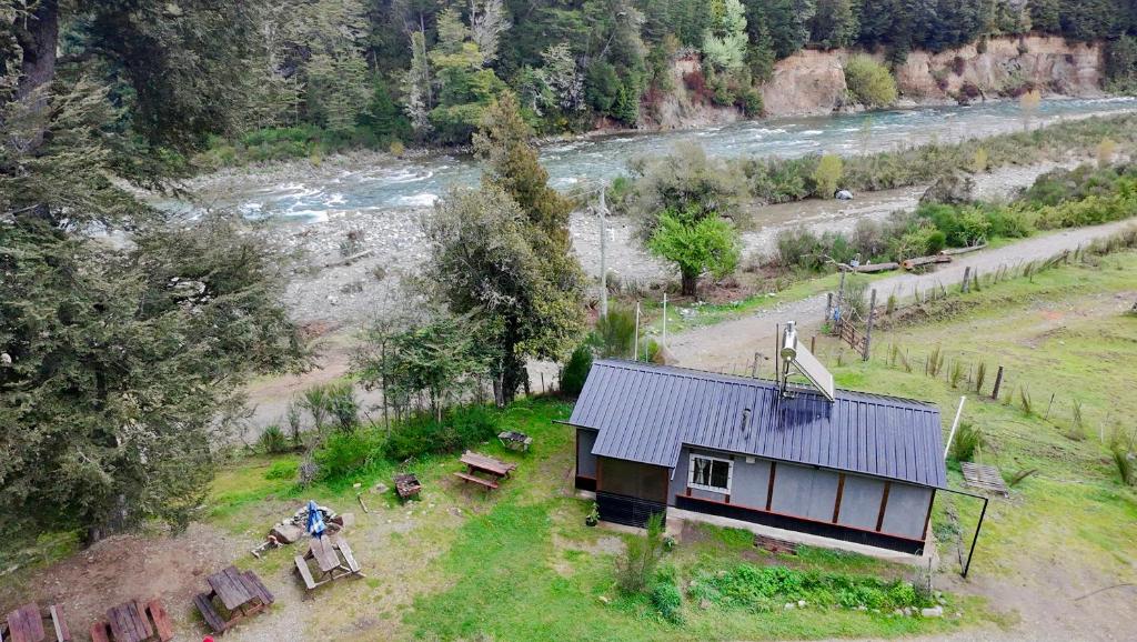 una vista aérea de una casa con un río en el fondo en Cabaña en Rio Azul Campo Base, en El Bolsón